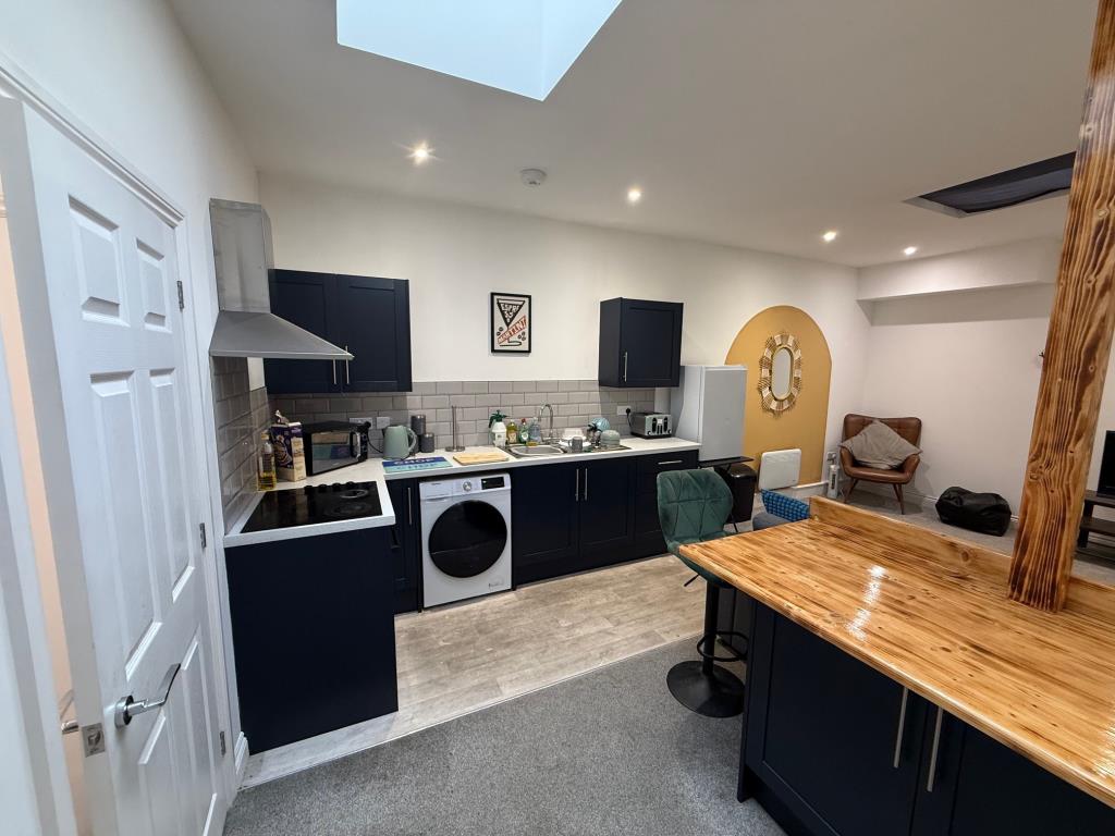 Lot: 100 - FREEHOLD MIXED COMMERCIAL AND RESIDENTIAL INVESTMENT - kitchen area